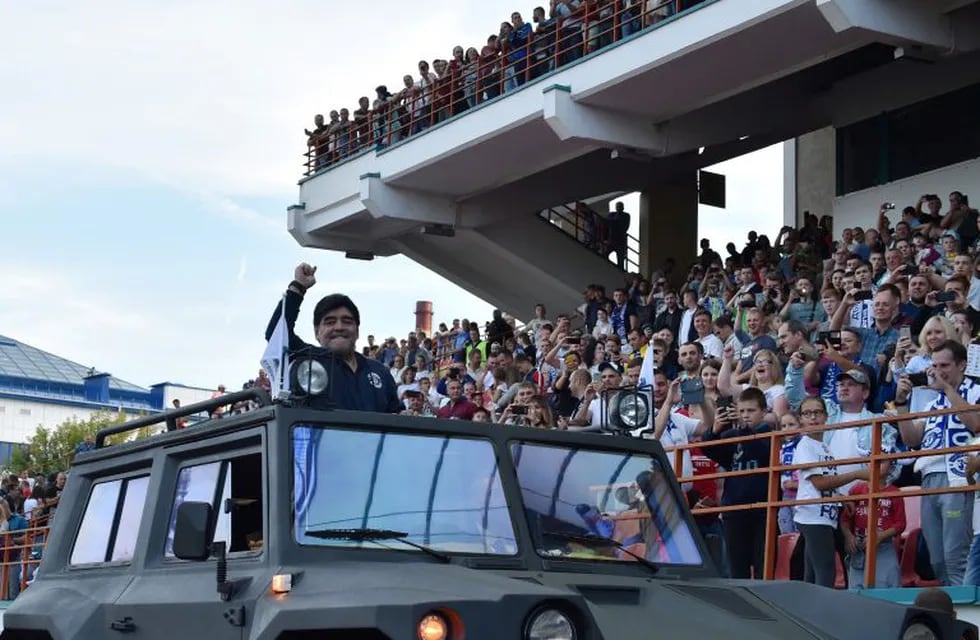 A Diego Maradona le regalaron un tanque en Bielorrusia. Foto: AFP.