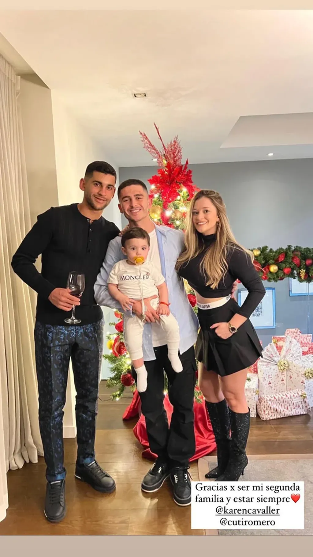 La Selección Argentina festejó la Navidad rodeada de los afectos y con la copa en casa. Instagram