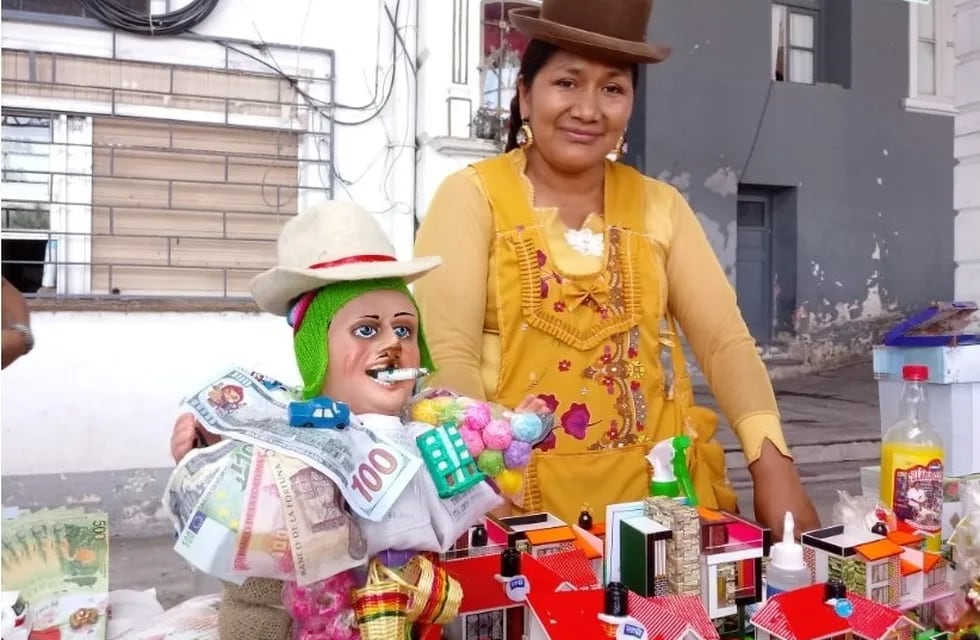 El Ekeko, con un cigarrillo en la boca y todas sus pertenencias a cuestas, para agradecer su prosperidad a la Pachamama.