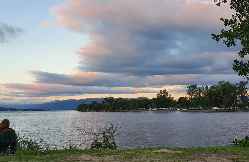 Tarde de costanera durante el penúltimo "finde" de febrero en Carlos Paz. (Foto: VíaCarlosPaz).