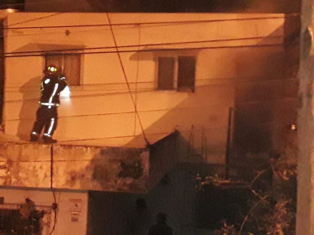 Bomberos apagaron un incendio y rescataron a dos personas en La Loma