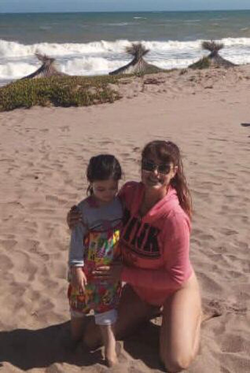 Andrea Estevez viajó a Mar del Plata acompañada de su madre y su hija Hannah (Parador Piedra Marina)