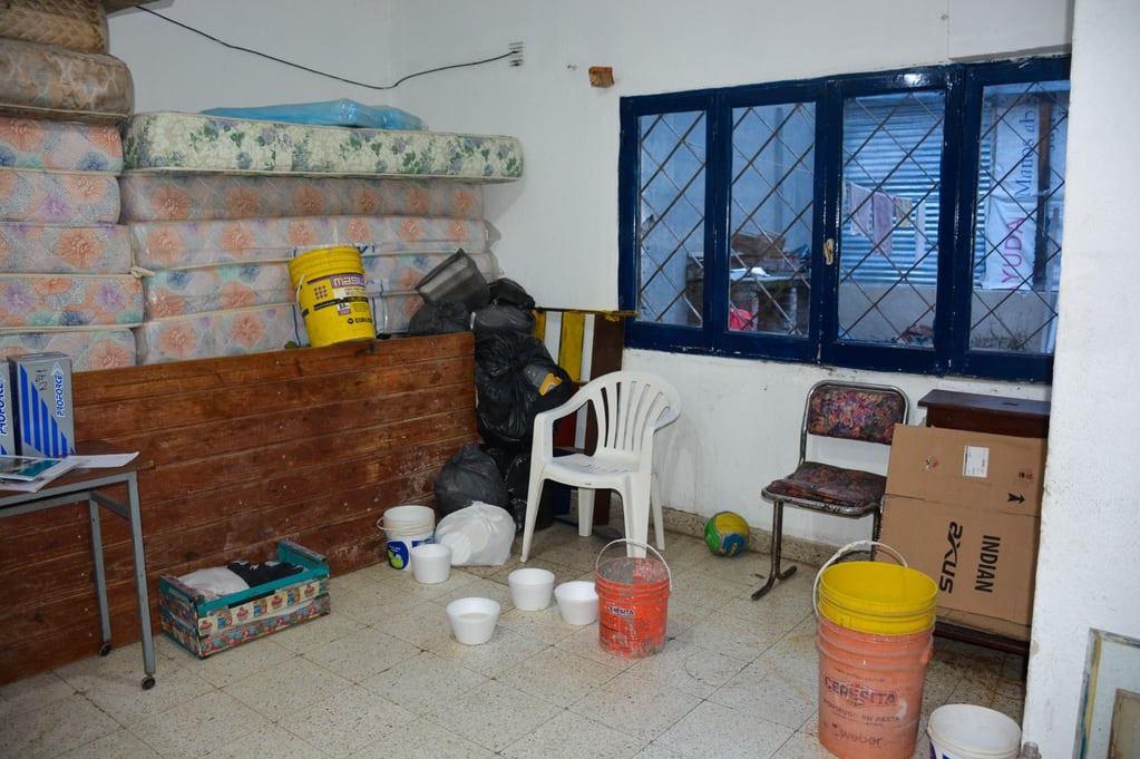 Una imagen demostrativa del estrago que provocan las goteras de los techos en la hospedería de Manos Abiertas Jujuy: recipientes de todo tamaño para evitar que el agua inunde los pisos.