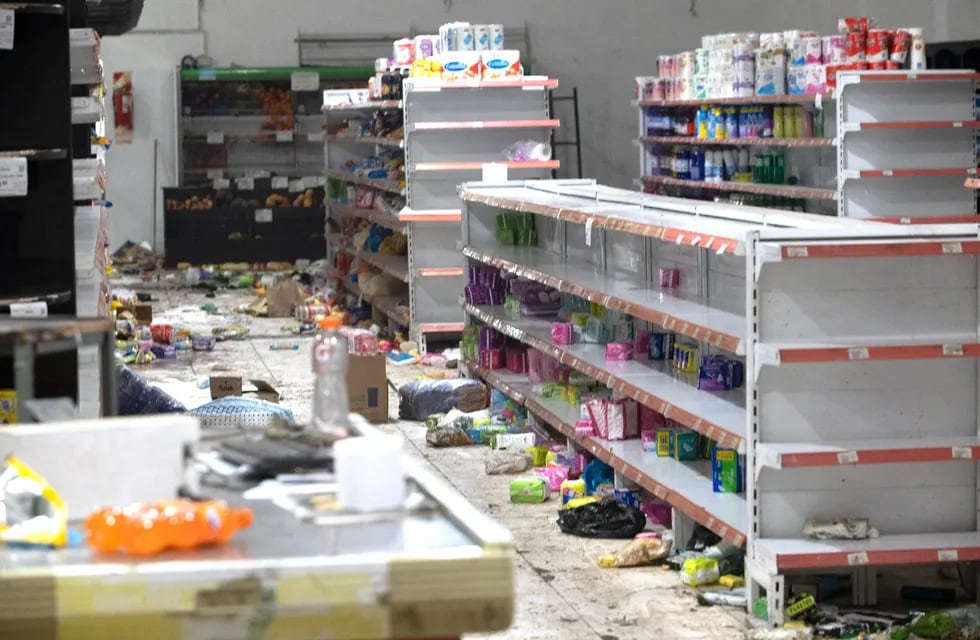 Violento saqueo a un supermercado chino en Moreno. Foto: Clarín.