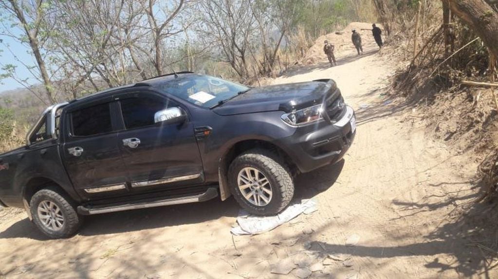 Detuvieron la camioneta de un político boliviano que transportaba gente por la frontera en plenas elecciones (Correo del Sur)