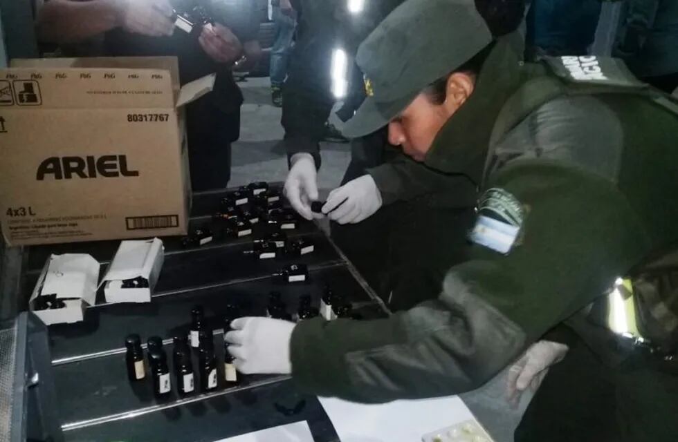 Un chileno fue detenido con 109 fracos de popper