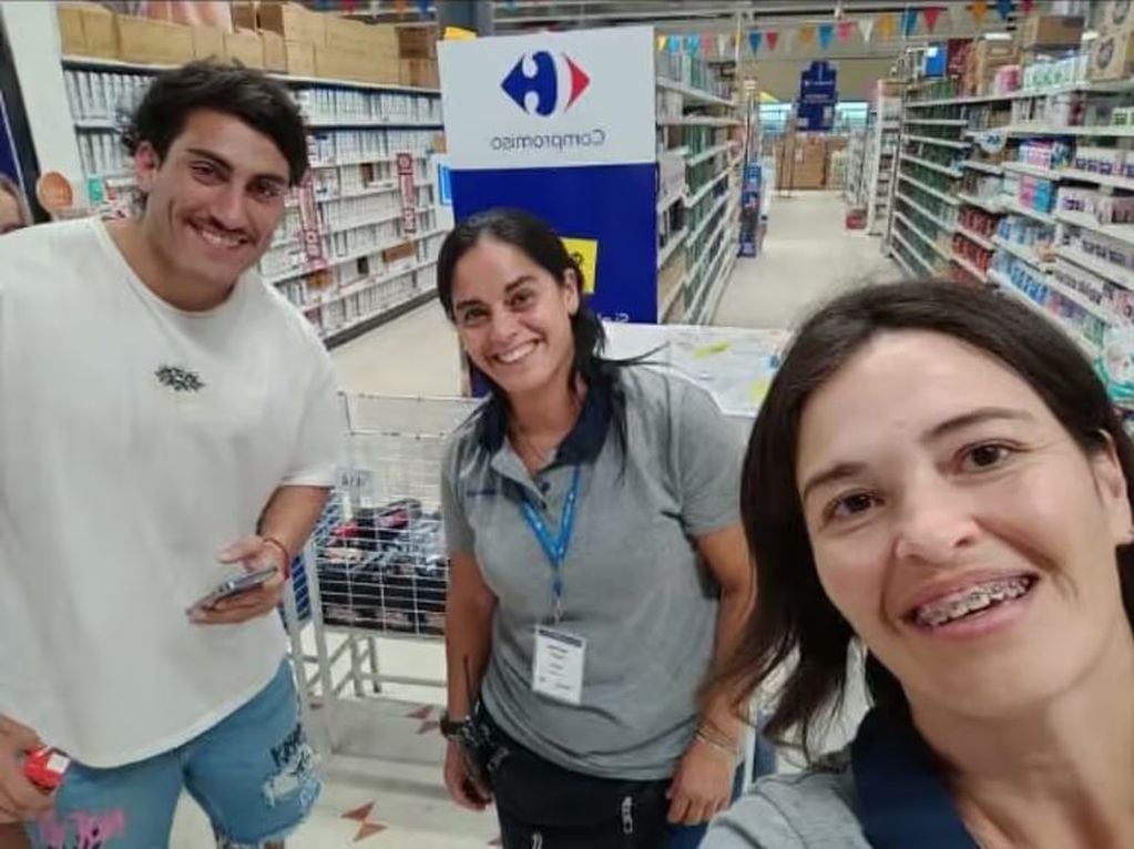 Tomás Holder se sacó fotos con las cajeras de un supermercado de Gualeguaychú.