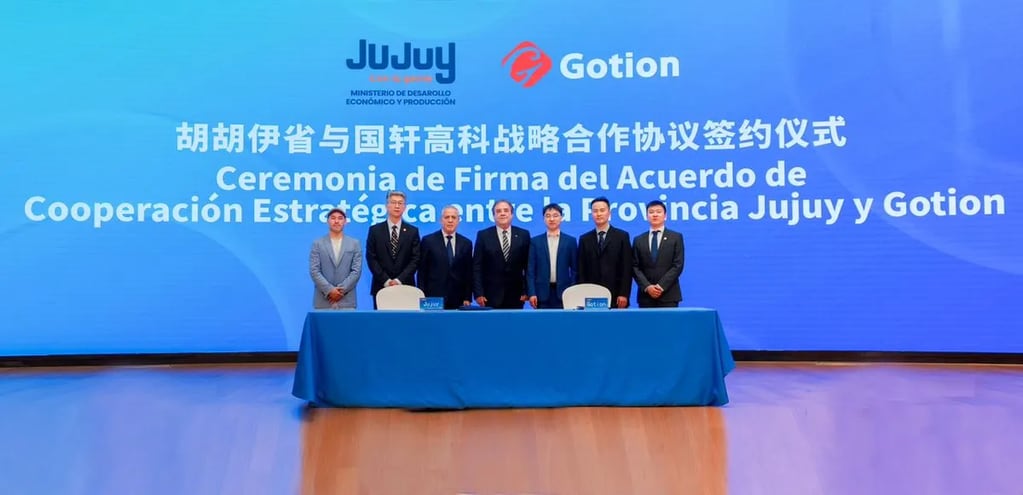 El vicegobernador Alberto Bernis y el ministro Juan Carlos Abud Robles firmaron un acuerdo con la compañía china Gotion, que construirá un nuevo parque solar en Jujuy.