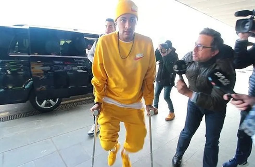 Neymar no toleró la posta de prensa que aguardaba su llegada a Barcelona.
