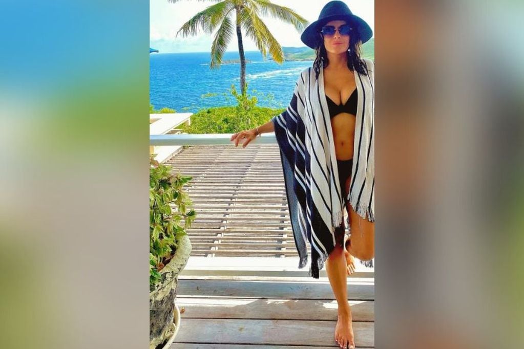 Salma Hayek luciendo una bikini negra en una lugar paradisíaco.