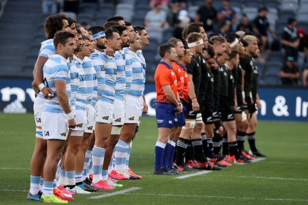 Los Pumas y los All Blacks cantan sus respectivos himnos antes de un partido histórico. (Foto: David Gray / AFP)