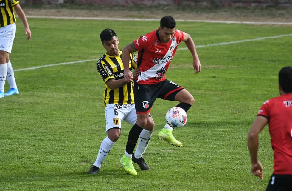 Fútbol  Primera Nacional Deportivo Maipú vs. Almirante Brown/ Fotos José Gutiérrez.