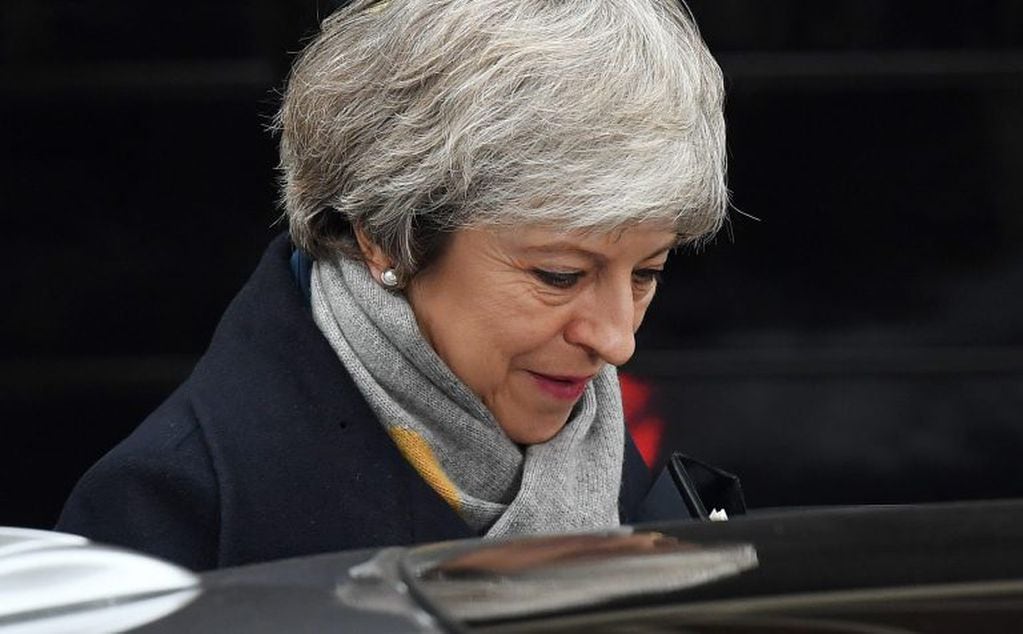 La primera ministra británica, Theresa May, sale de su residencia oficial en Downing Street en Londres antes de la votación