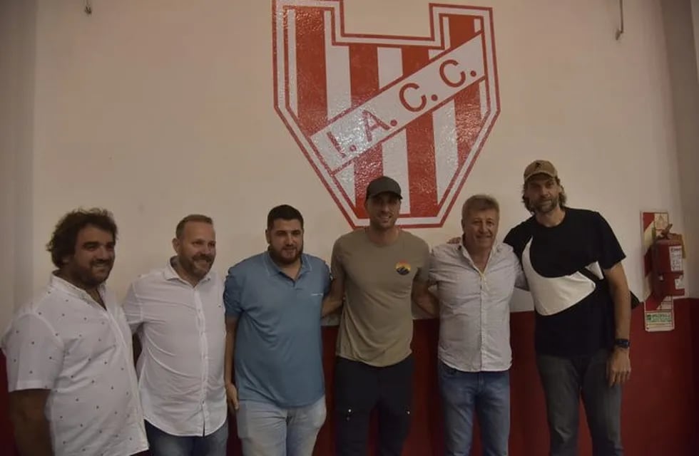 Manu, acompañado por Fabricio Oberto, fue recibido por la cúpula dirigencial del club de Alta Córdoba.