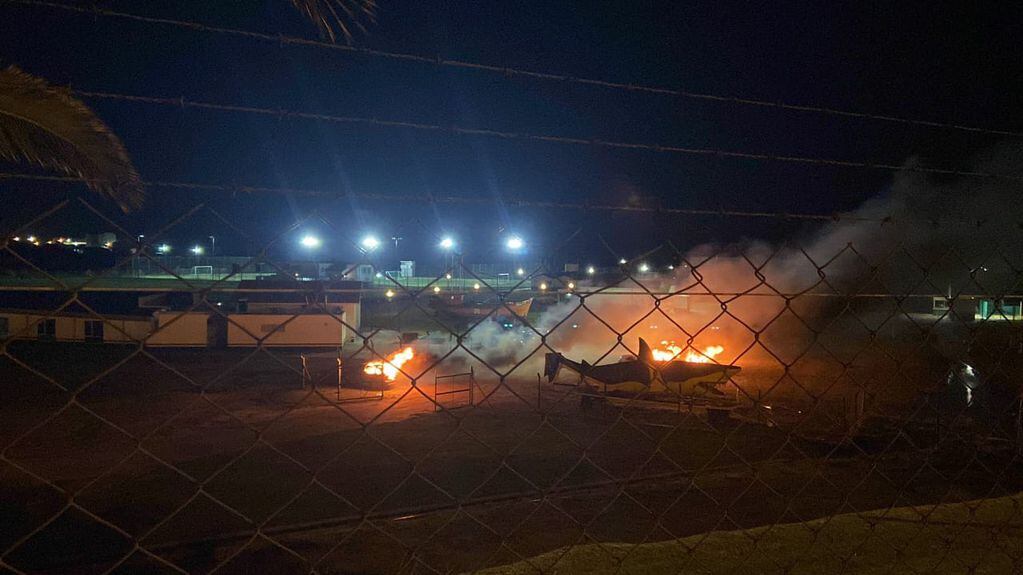 Cinco autos de jugadores y del cuerpo técnico de Aldosivi fueron incendiados por barras del Tiburón.