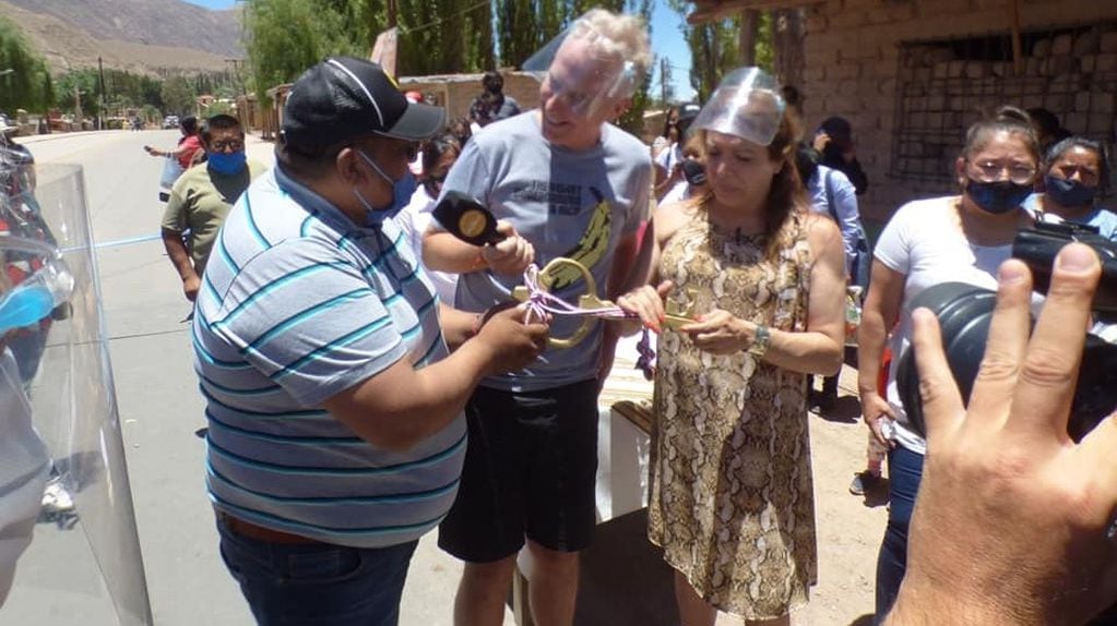El intendente Romero entregó la "llave del pueblo" a los mediáticos primeros visitantes de Tilcara.