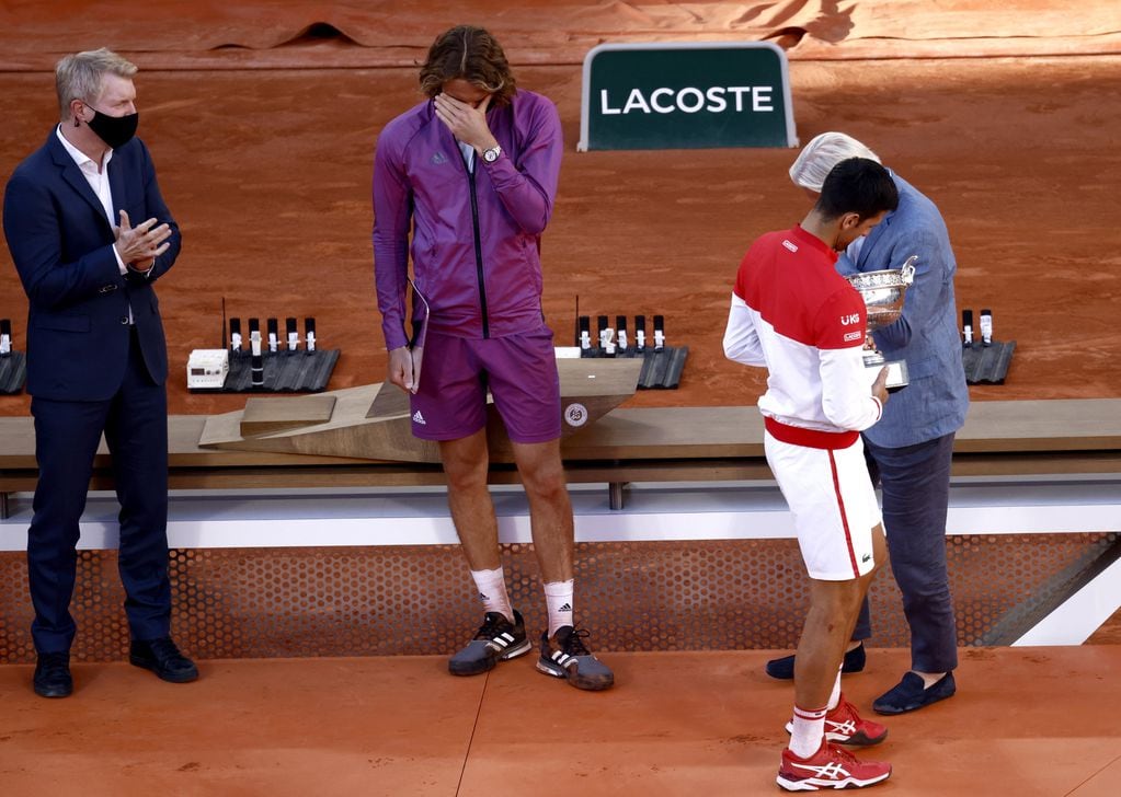 Stefanos Tsitsipas no aguantó las lágrimas en la ceremonia de premiación de Roland Garros.