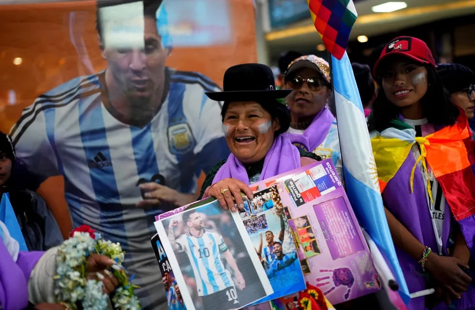 El cálido recibimiento a Messi y a la selección en Bolivia. (AP).