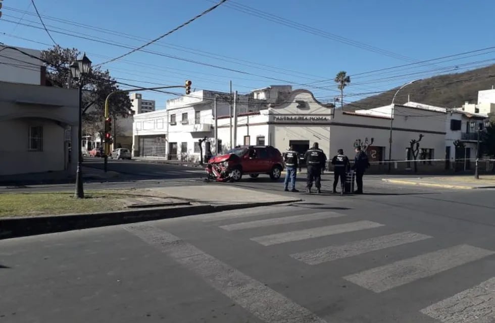 Una anciana de 92 años era trasladada al hospital, chocó su ambulancia y falleció. (Policía de Salta)