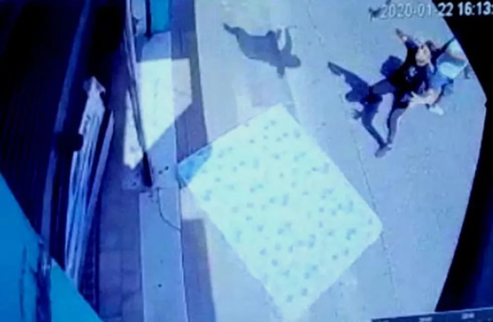 La mujer se arrojó de una terraza de calle Catamarca, en Córdoba, tras discutir con su pareja. (Captura video)