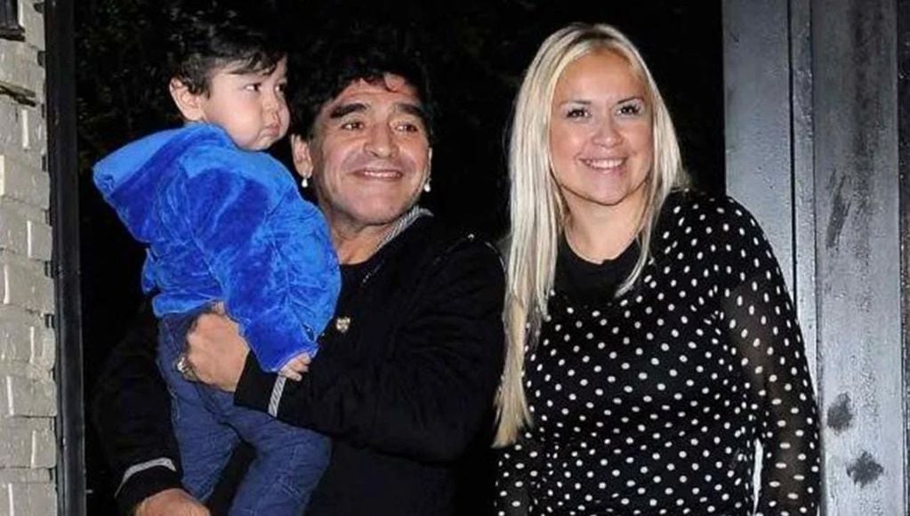 Verónica Ojeda junto a Diego Maradona y su hijo.