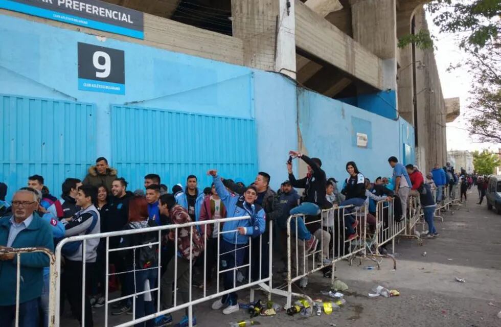 Hinchas de Belgrano en la fila para comprar entradas. (Foto de archivo)