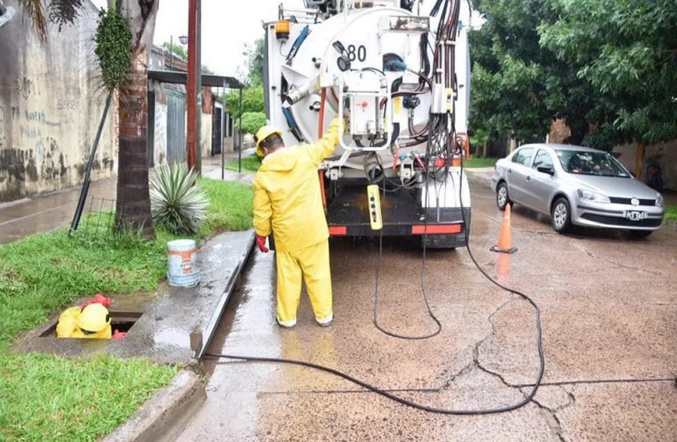 Por el temporal realizan tareas de limpieza en la ciudad de Corrientes.