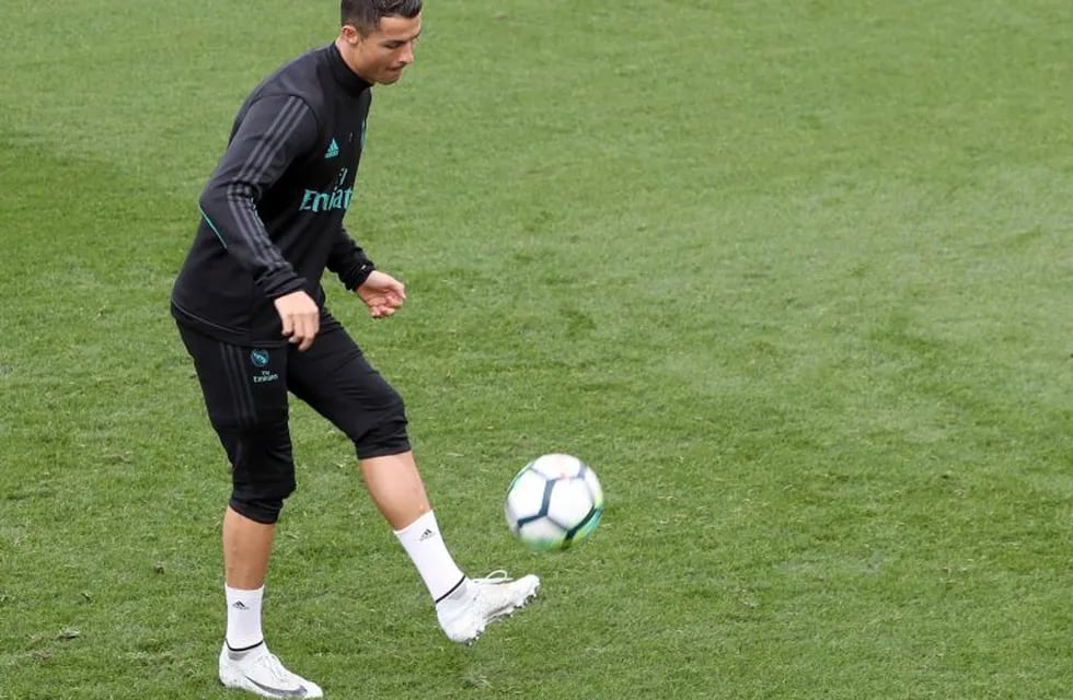 El tremendo caño de Cristiano Ronaldo en el entrenamiento del Real Madrid\nFoto: EFE/JJGuillen