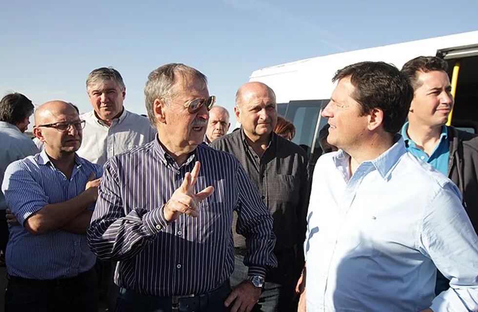 El gobernador Juan Schiaretti y el Intendente de Arroyito Mauricio Cravero en su visita a la obra de gas natural