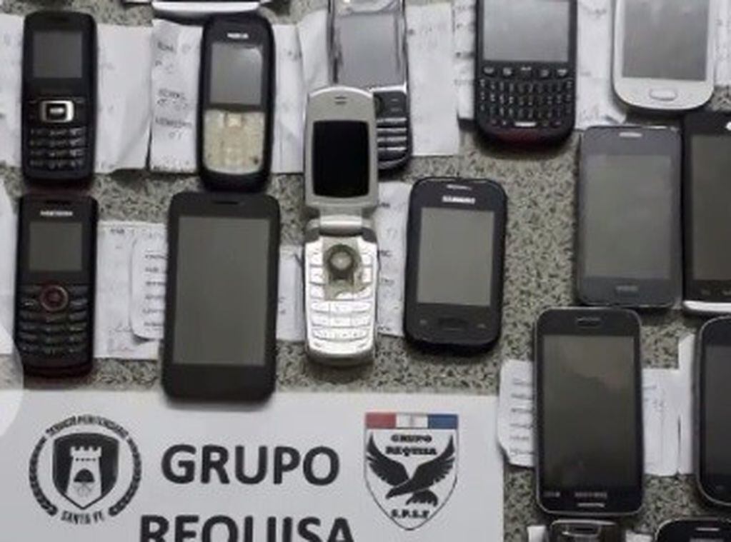 Requisa en la cárcel de Piñero permitió secuestrar una gran cantidad celulares. (Ministerio de Seguridad)