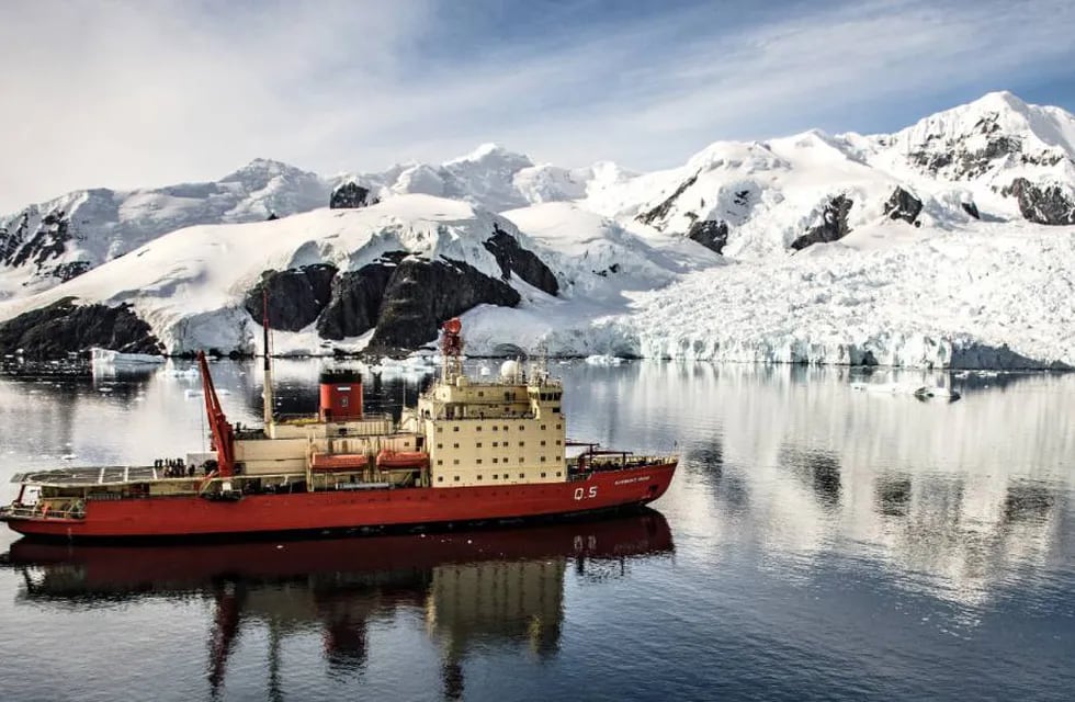 El Rompehielos A.R.A "Almirante Irizar" navegó en la Antártica cumpliendo misiones logísticas en el contexto de la Campaña Antártica de Verano.