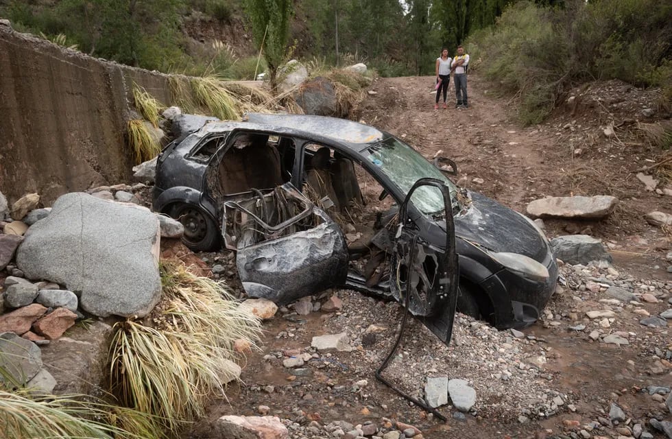 Tres personas fallecieron luego de que una crecida en el Río Blanco (Potrerillos) arrastrara el auto en que viajaban cuando intentaban cruzar un puente en medio de una tormenta. (Foto: Ignacio Blanco / Los Andes)