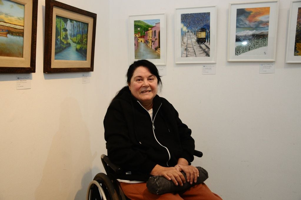 Silvia Favaro, feliz orgullosa en la exhibición de sus obras. 