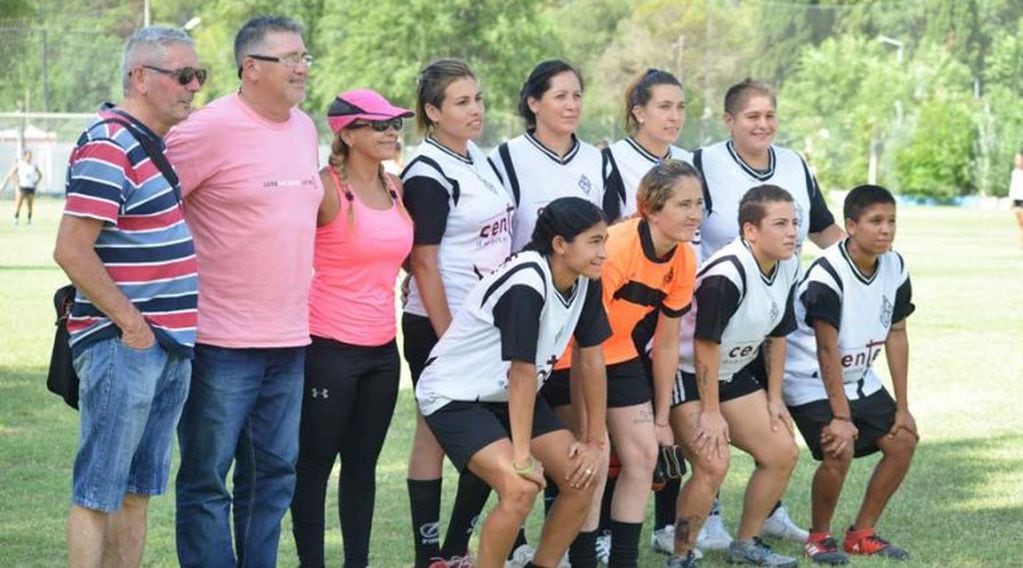 En el evento solidario hubo fútbol femenino y masculino (Vía Santa Rosa)