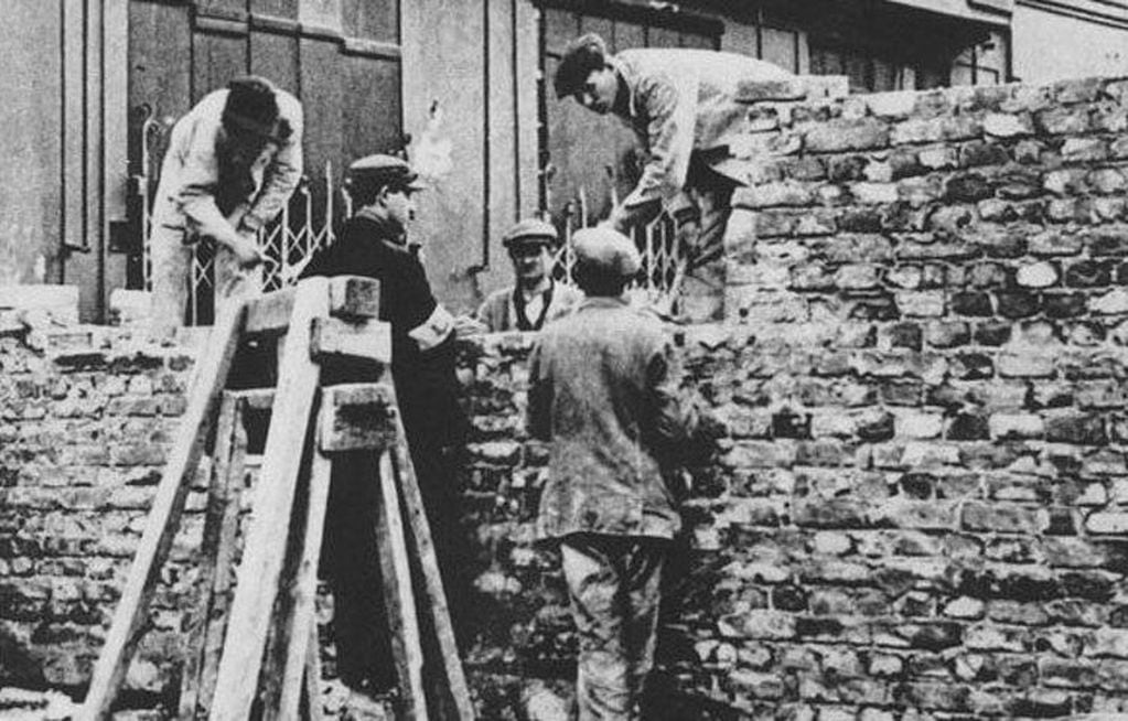 Los nazis construyen el muro del gueto de Varsovia (agosto de 1940).