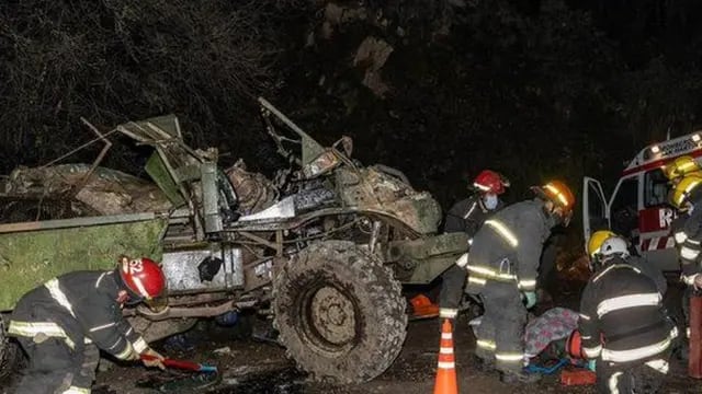 Tragedia en San Martín de los Andes: un camión del Ejército desbarrancó con 22 soldados a bordo