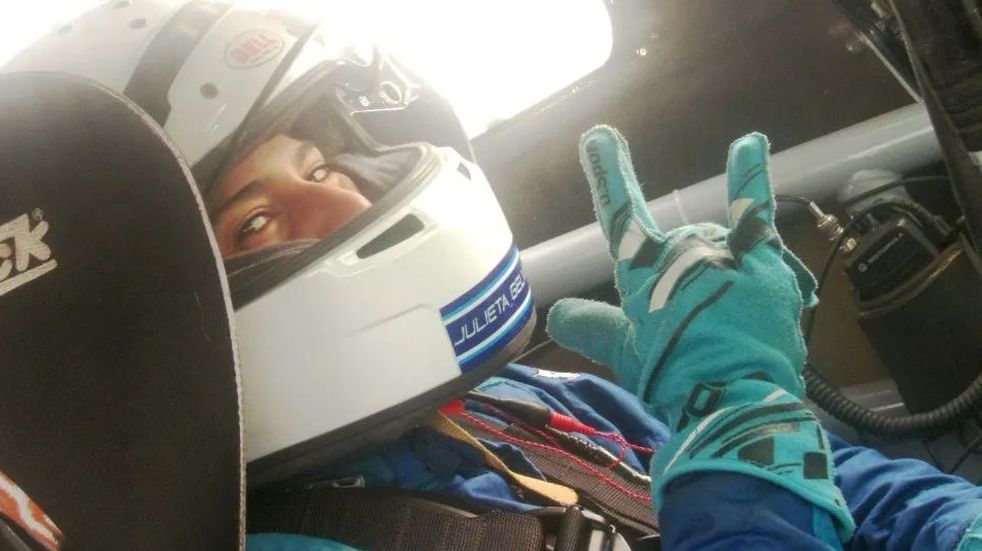 Julieta Gelvez lista para salir a pista en Top Race Juniors.