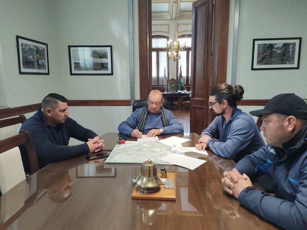 La Municipalidad de Tres Arroyos firmó convenio con la UOCRA seccional Azul