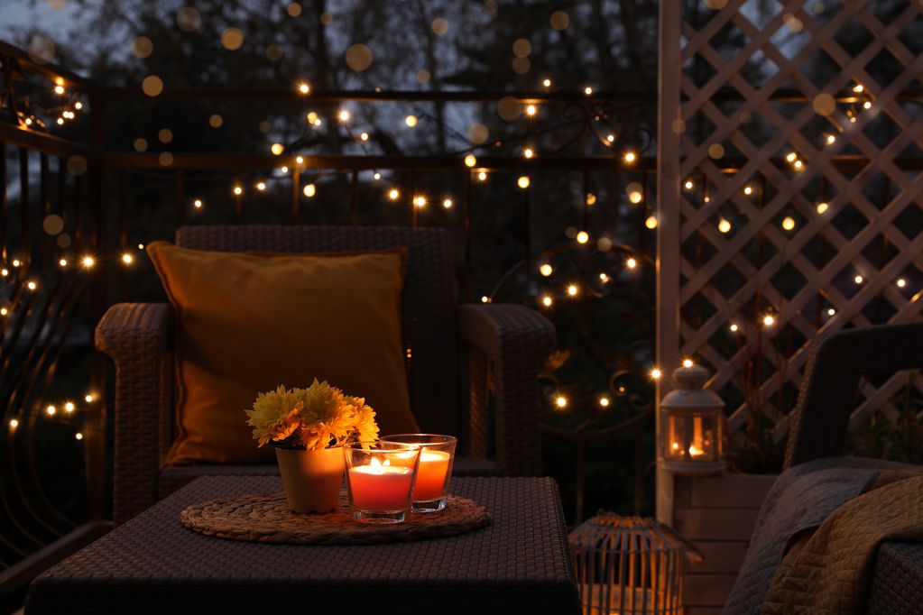 Las luces son uno de los elementos más importantes en tu balcón, ya que ofrecerán un agradable clima.
