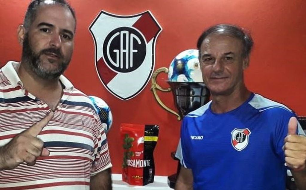 Darío Alberto Labaroni es el nuevo entrenador de Guaraní Antonio Franco. Aquí durante la presentación que realizó el presidente del club Patricio Vedoya.