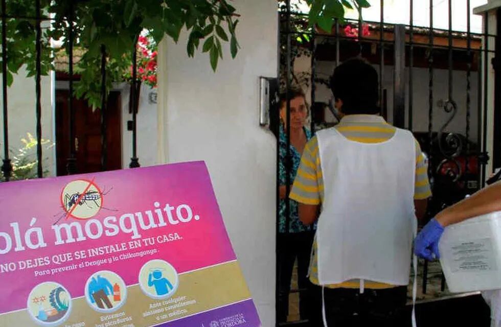Casa por casa. Personal del Ministerio de Salud visita hogares para detectar posibles casos de dengue (Gobierno de Córdoba)