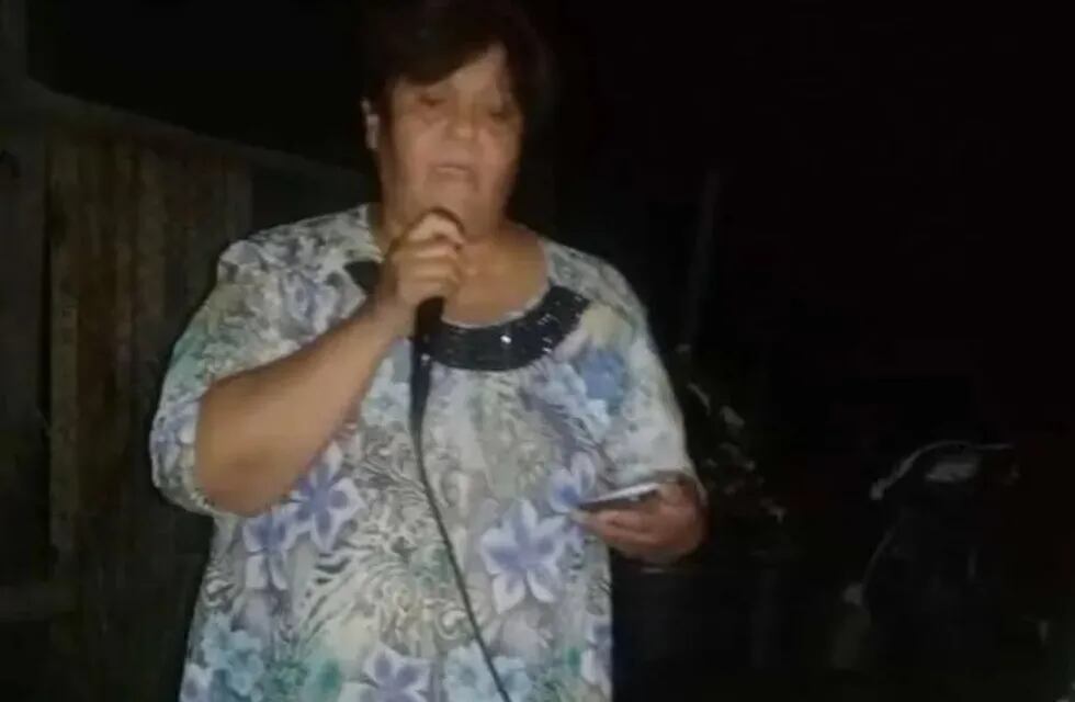 Norma González cantó en el cumpleaños del opositor Oscar Villalobos y luego le quitaron su beca desde el municipio de Zonda.