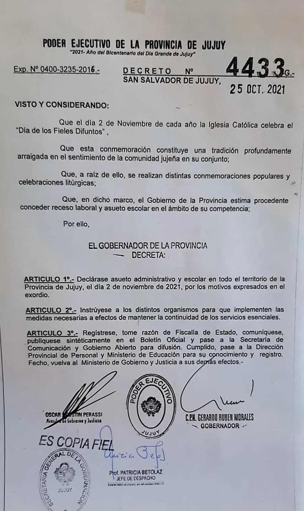 El decreto emitido este lunes disponiendo asueto en Jujuy por el Día de los Fieles Difuntos.