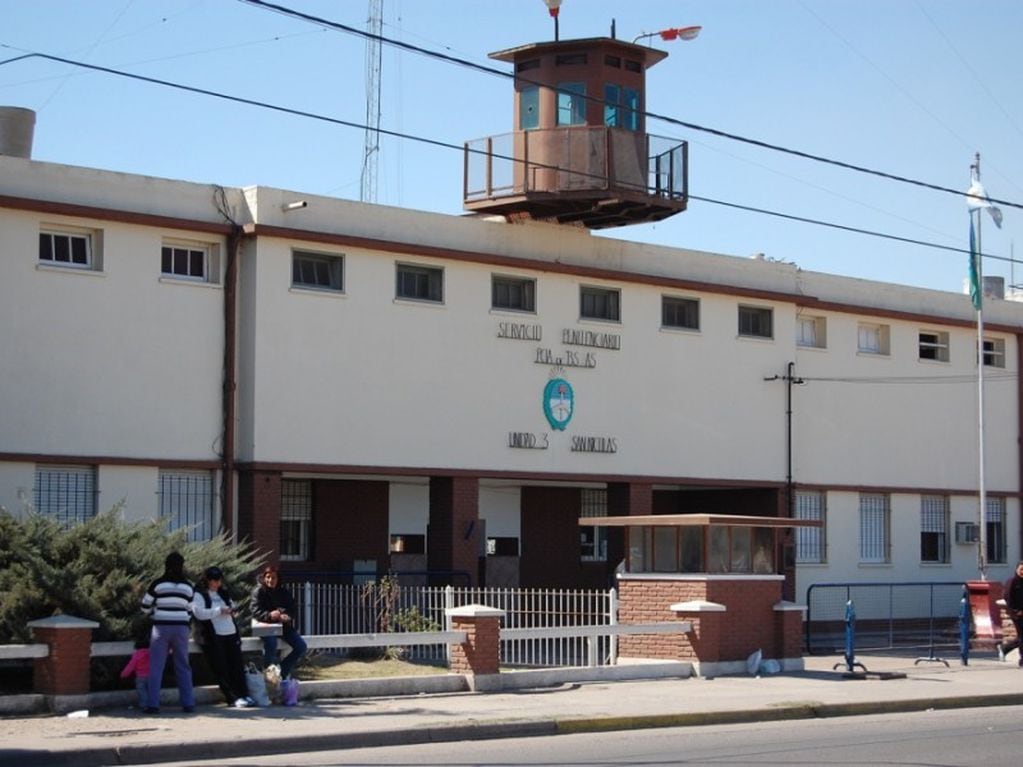 Detuvieron a un guardiacárcel de la Unidad 18 de Gorina, La Plata, por abusar de los reclusos.