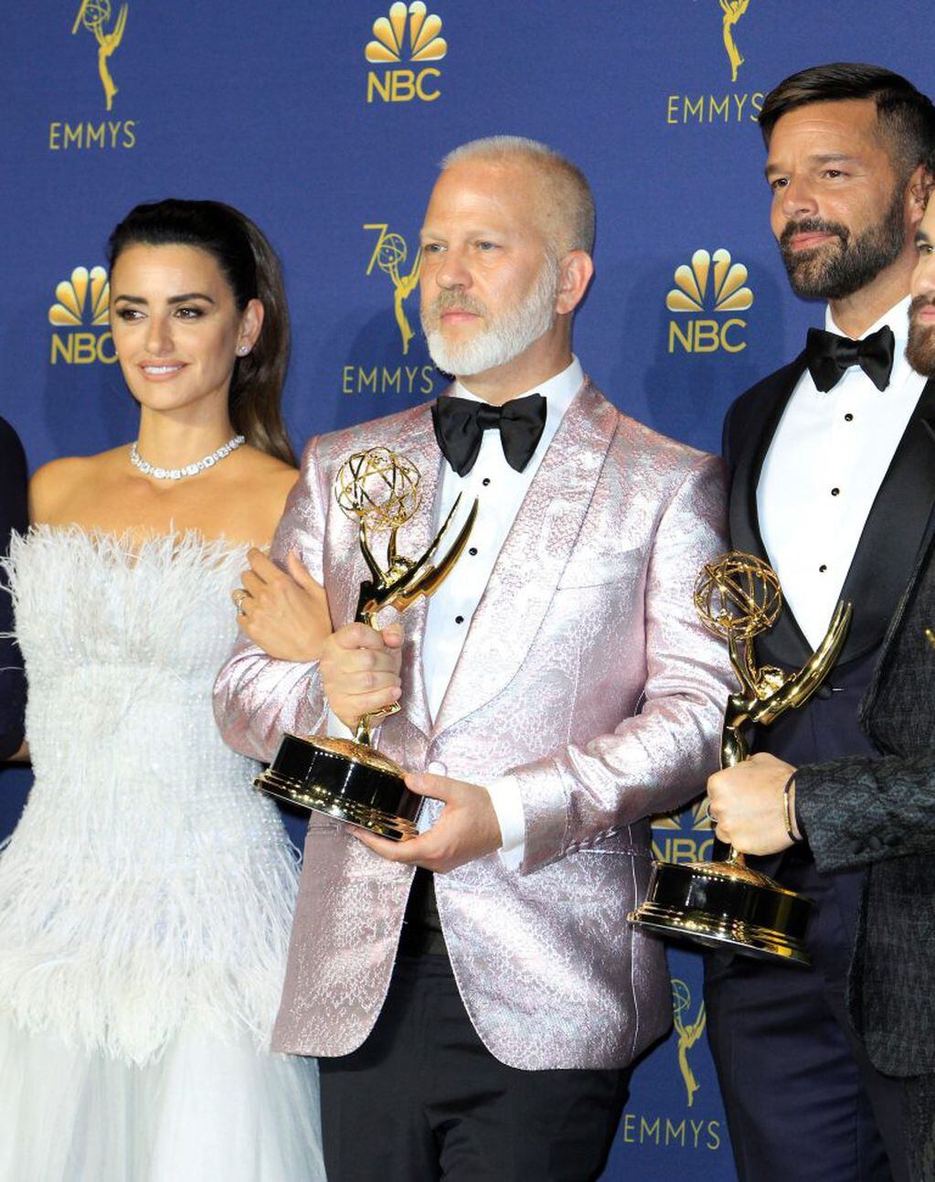 Penélope Cruz y Ryan Murphy posan con el Emmy a la Mejor Miniserie por "El asesinato de Gianni Versace: American Crime Story" durante la ceremonia (Foto: Nina Prommer/EFE).