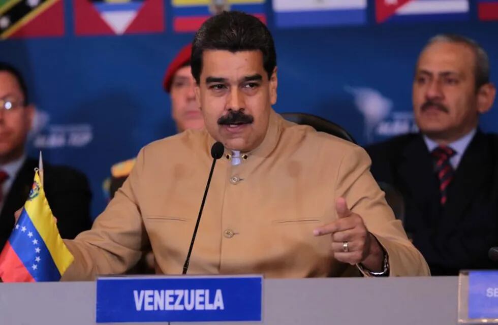 CAR402. CARACAS (VENEZUELA), 08/08/2017.- Fotografía cedida por la Oficina de Prensa del Palacio de Miraflores, del presidente de Venezuela, Nicolás Maduro Moros, mientras habla en una reunión de cancilleres del ALBA hoy, martes 8 de agosto de 2017, en Caracas (Venezuela). Los países de la Alianza Bolivariana para los Pueblos de Nuestra América (ALBA) cerraron hoy filas con el presidente venezolano Nicolás Maduro, al rechazar las sanciones internacionales contra la Asamblea Nacional Constituyente (ANC) instaurada por el chavismo y mostrar su respaldo a este órgano plenipotenciario. EFE/PRENSA MIRAFLORES/SOLO USO EDITORIAL/NO VENTAS