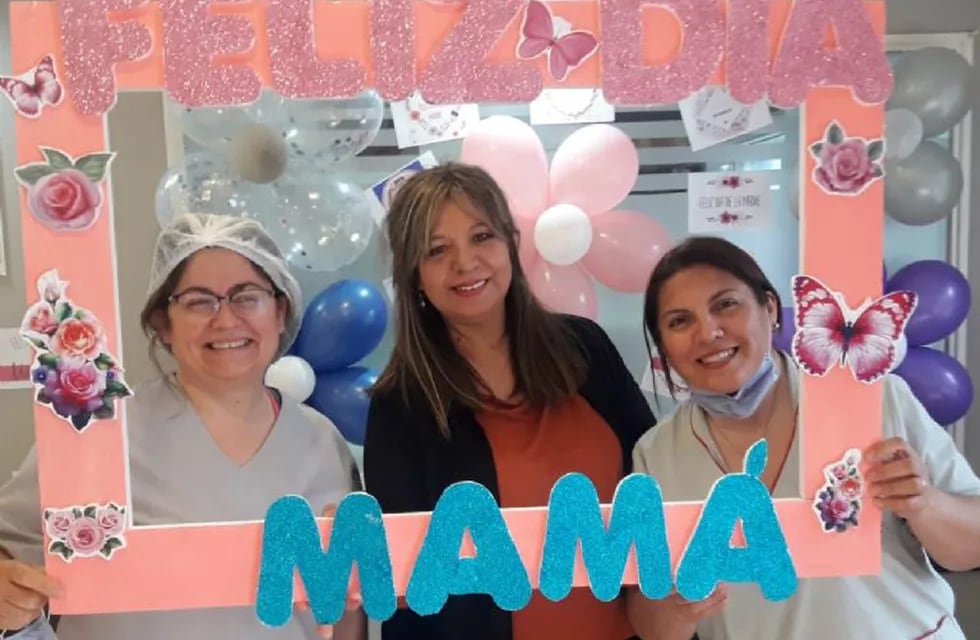 Betty Zamora, en el centro, celebrando el Día de la Madre en el Hospital Rawson.