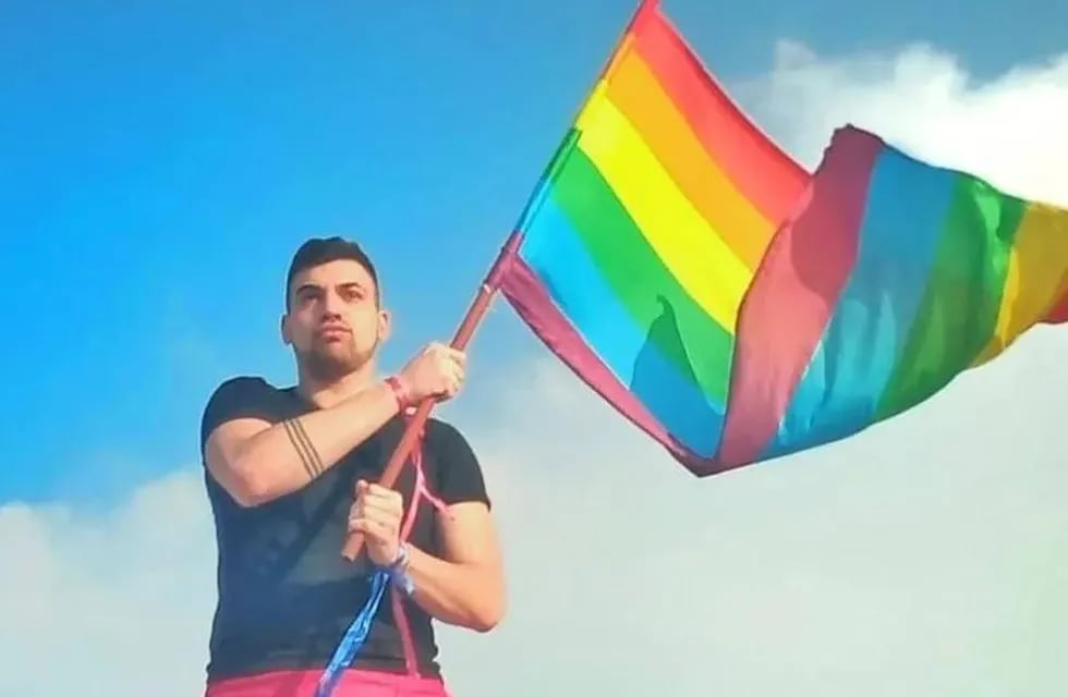 "Levanto esta bandera con mucho orgullo", escribió en su cuenta de Instagram Alan Calabrese (@alan.calabrese).