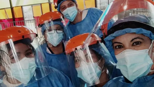 Foto viral: una enfermera rindió y aprobó un examen mientras hisopaba en Córdoba