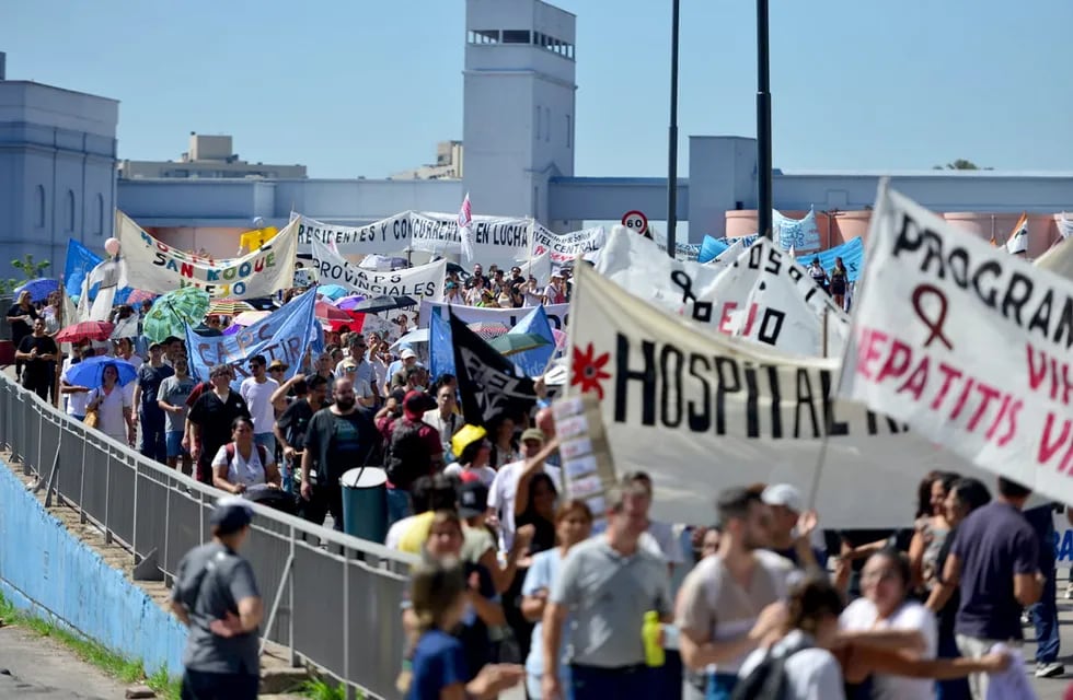 Trabajadores de la salud marchan en el centro de la ciudad de Córdoba.